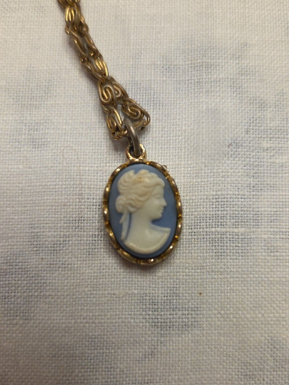 AVON Vintage Gold-Tone Cameo Pendant Necklace with Blue and White Cameo